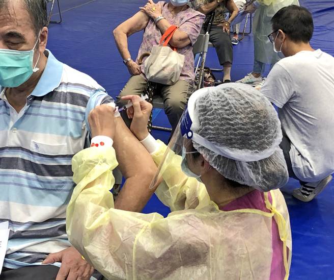金門縣獲中央同意即日起開放1-9類公費接種，65歲以上長者明天即可向地區9家合約院所預約接種。（李金生攝）