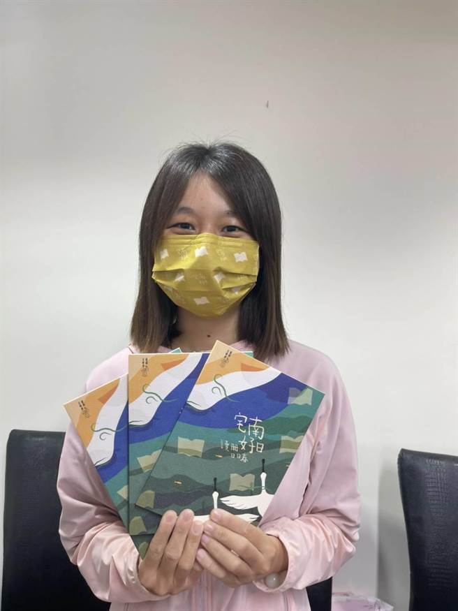 2款不同色调的口罩，兼具防疫实用功能及美观色彩，是全民防疫时代的最佳时尚配件。(台南市文化局提供／曹婷婷台南传真)