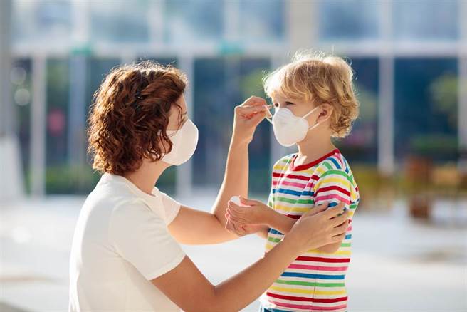 打完疫苗後還是要戴口罩嗎？ 答案「是」的5個理由。(示意圖/Shutterstock)