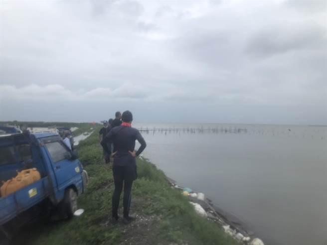 雲林縣1名老翁在麥寮鄉海岸失蹤，2名救難協會人員出海搜救也失聯。（民眾提供／張朝欣雲林傳真）