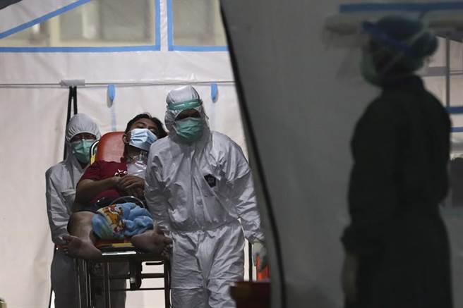 印尼24日新增2萬574例新冠肺炎確診，是疫情後首度出現單日高於2萬人確診。（圖／美聯社）