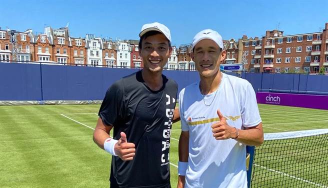 庄吉生（右）在温布顿男单会外赛第三轮饮恨，未能直接取得会内赛资格。（资料照／取自庄吉生粉专）