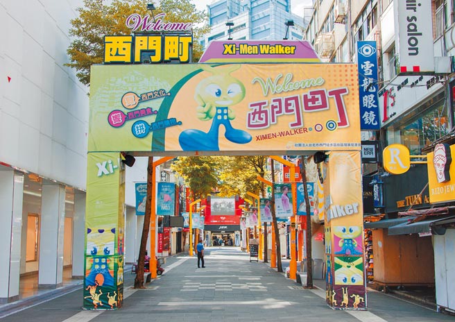 全国三级警戒，让许多休閒娱乐业受到极大衝击，西门町人潮少的可怜，如今警戒再延长，更让附近戏院业者叫苦连天。（本报资料照片）