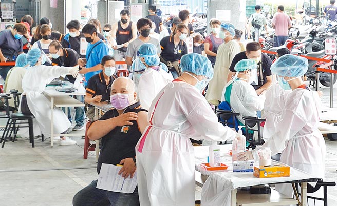 杨照昨在脸书指出，权力者订定的规则，尤其是牵涉资讯透明化，自己却可以不遵守，和疫情相关最重要的宽松境防与决定疫苗施打顺序，却可以没有纪录，规避公开。图为亚东医院医护人员23日进驻新北市板桥果菜批发市场，为踊跃出席的摊商与工作人员接种疫苗。（姚志平摄）