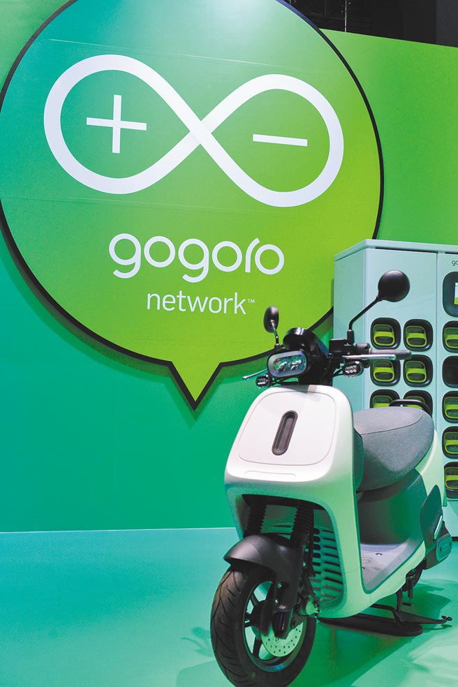 图为Gogoro 2月发表全新车款Gogoro VIVA MIX，主打台湾主流机车消费市场习惯的10吋轮圈、轴距小于1,250mm的车款，採用模组化设计，并同步推出POP客制化配件系统，吸引消费者选购。（本报系资料照片）