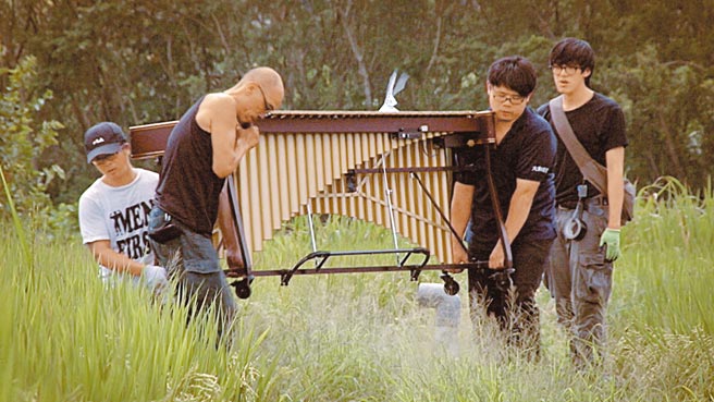 搬乐器达人于士贤（前排左一）搬乐器搬出心得，还为此学会敲敲打打，享受音乐。（击乐文教基金会提供）