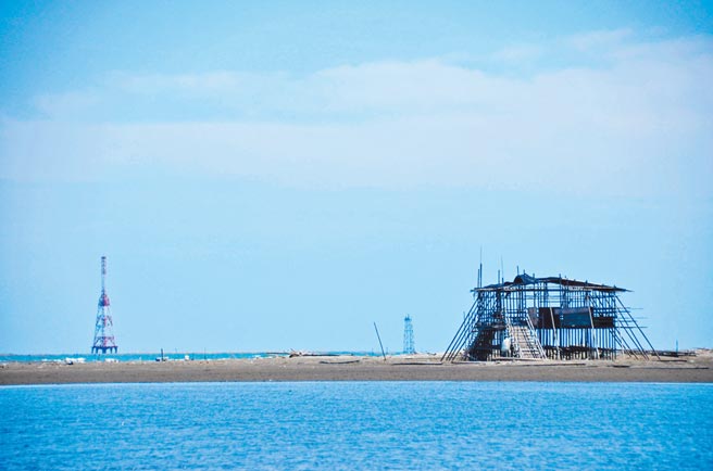 移动国土「外伞顶洲」沙源逐渐流失，且漂沙渐往内陆堆积，为避免国土消失，相关部会已研拟固沙护国土计画，初步规画将嘉义县布袋商港每年清除的淤沙运至外伞顶洲。（本报资料照片）