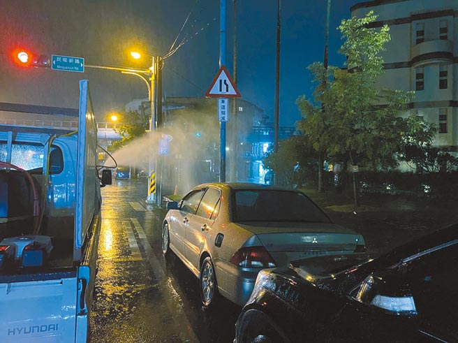 宜蘭縣23日新增2例確診，宜蘭市公所協助消毒足跡周邊地點。（宜蘭市公所提供／李忠一宜蘭傳真）