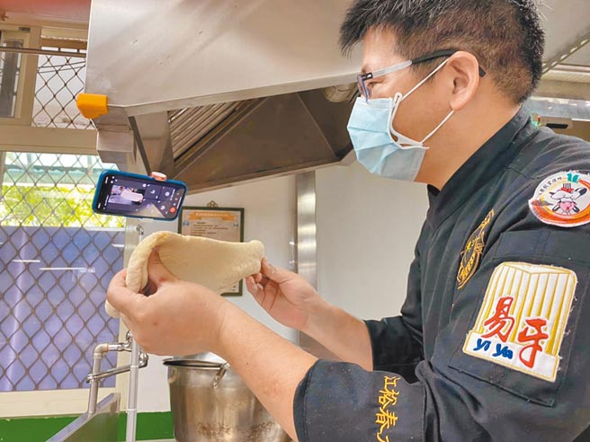 疫情期间停课不停学，新北市三重谷保家商透过线上教学，设计一系列中餐、烘焙等实作课程，让学生在家也能煮好料。（新北市教育局提供／许哲瑗新北传真）