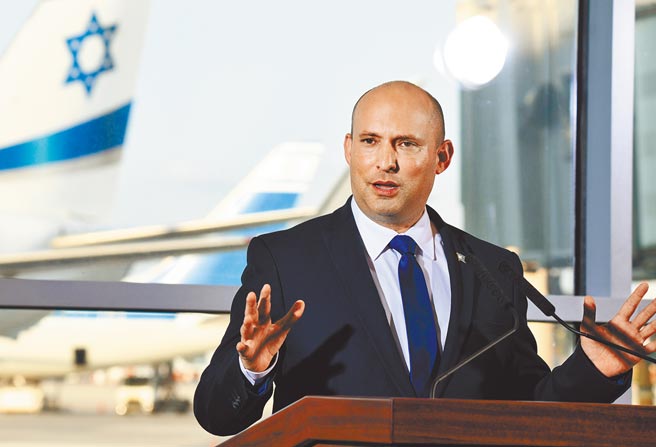 以色列总理班奈特22日在本古里昂机场发表电视讲话，宣称以国新冠确诊病例显着增加。（新华社）