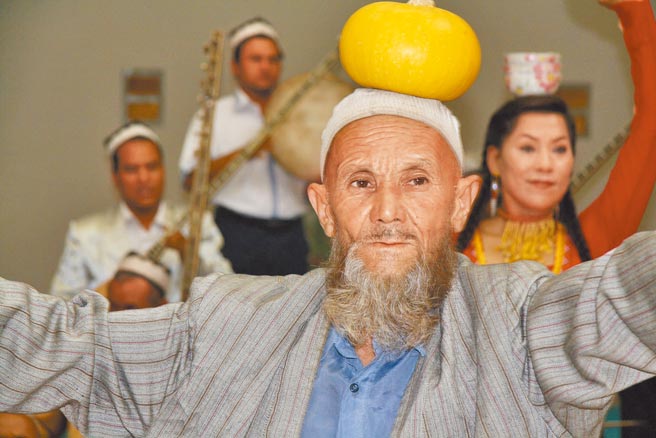 美、加、英、法、德等国驻联合国代表发表声明，敦促中国允许联合国人权理事会负责人员前往新疆调查人权问题。图为新疆维族艺术家在表演被联合国列入「世界非物质文化遗产名录」的维吾尔传统古典歌舞音乐《十二木卡姆》。（王铭义摄）