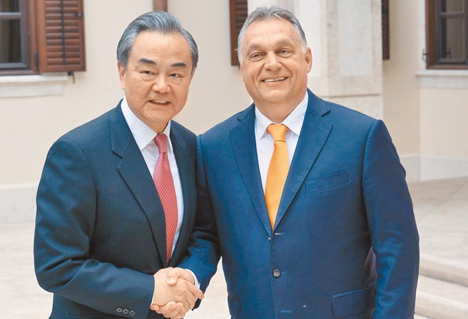图为2019年，匈牙利总理欧尔班在布达佩斯会见中国国务委员兼外长王毅。（新华社）