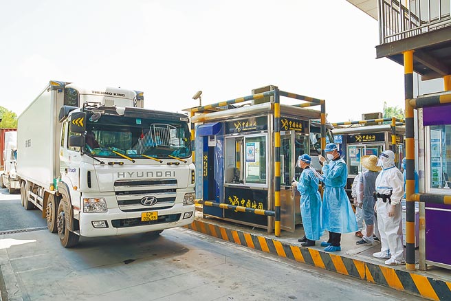 大陸計畫將嚴格邊境管控措施再延長1年，以應對日益增多的變種病毒株以及從2022北京冬季奧運會到年底中共二十大等敏感大事的來臨。圖為廣西靖西市龍邦口岸，一入境貨車等待接受海關和邊檢人員檢查。（中新社）