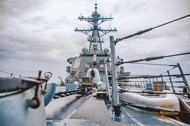 伯克級導彈驅逐艦柯蒂斯威爾伯號（DDG 54）根據國際法於當地時間6月22日（當地時間）例行通過台灣海峽。 該艦通過台灣海峽表明了美國對自由開放的印太地區的承諾。（摘自美國第7艦隊官方網站）