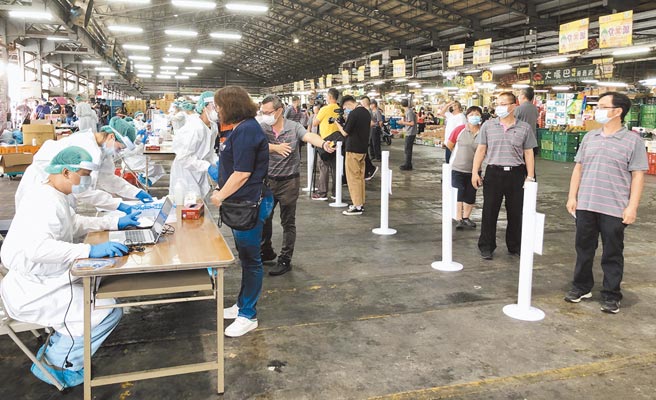 台中市果菜、肉品等7大批發市場第一線工作人員，23日起包含市場員工、承銷人員及零批商共2305人，展開為期兩天進行快篩。（陳世宗攝）