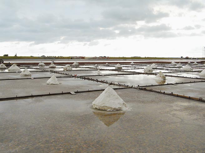 台南市北门区拥有丰富自然美景，但吸引人口回流的效益，远赶不上人口流失速度。图为井仔脚瓦盘盐田。（读者提供／张毓翎台南传真）