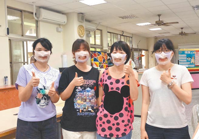 嘉义市大同国小老师戴透明口罩为特教生线上教学，引起孩子关注。（大同国小提供／廖素慧嘉市传真）