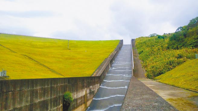 雲林縣湖山水庫23日重新抵達211.5公尺滿水位，下午3點溢流，上一次景象是8個月前。（湖山水庫管理中心提供／周麗蘭雲林傳真）
