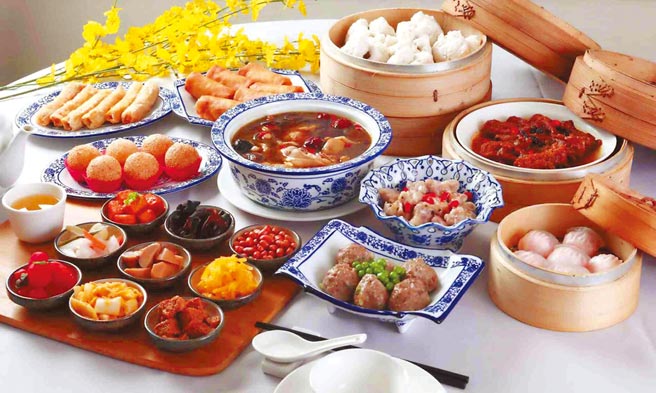 高市观光局推「雄夯宅美食」祭超杀优惠，号召民眾守护高雄味。（高市观光局提供／柯宗纬高雄传真）