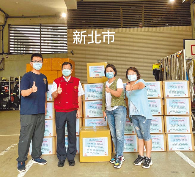 杨贵媚（右）致赠血氧机、大尺寸防护衣及鞋套到新北市消防局。（桂田基金会提供）