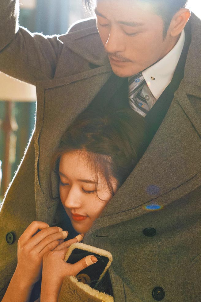 林雨申在《我，喜欢你》中「大衣咚」赵露思，是经典浪漫画面。（中天娱乐台提供）