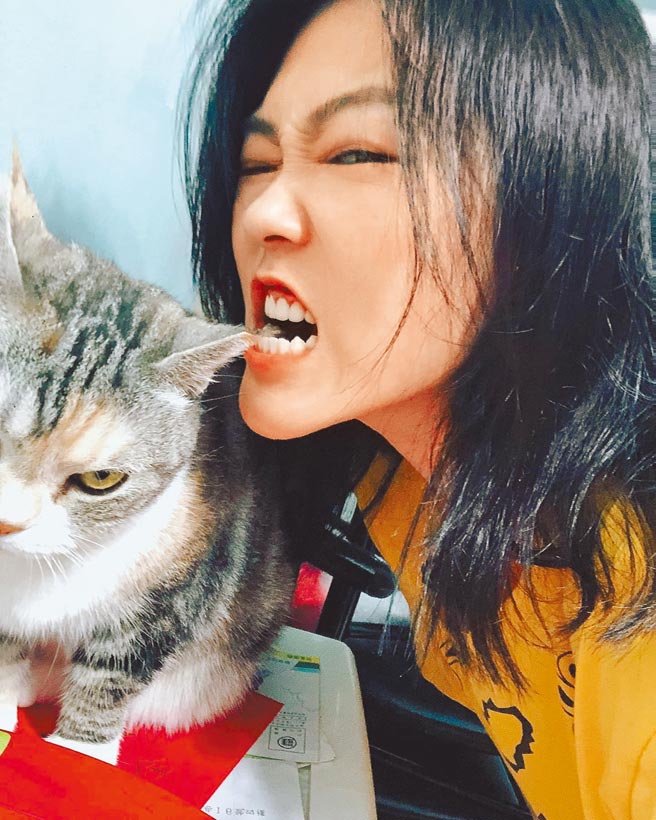 曹雅雯居家防疫期间，乐陪伴爱猫。（好闻娱乐提供）