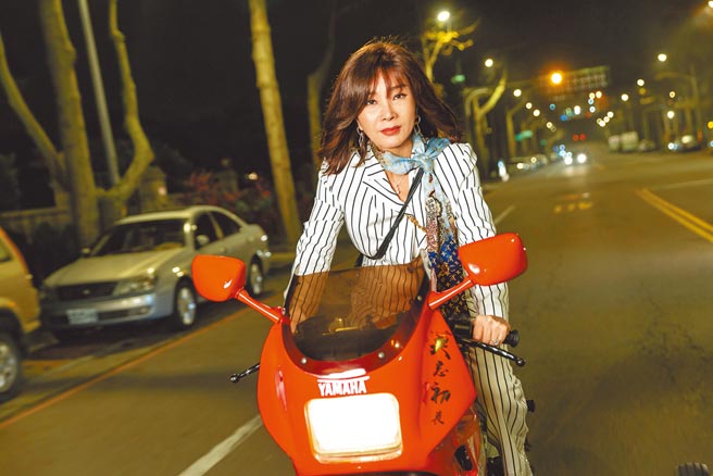 陈美凤在《黄金岁月》帅气骑「追风」救人。（民视提供）