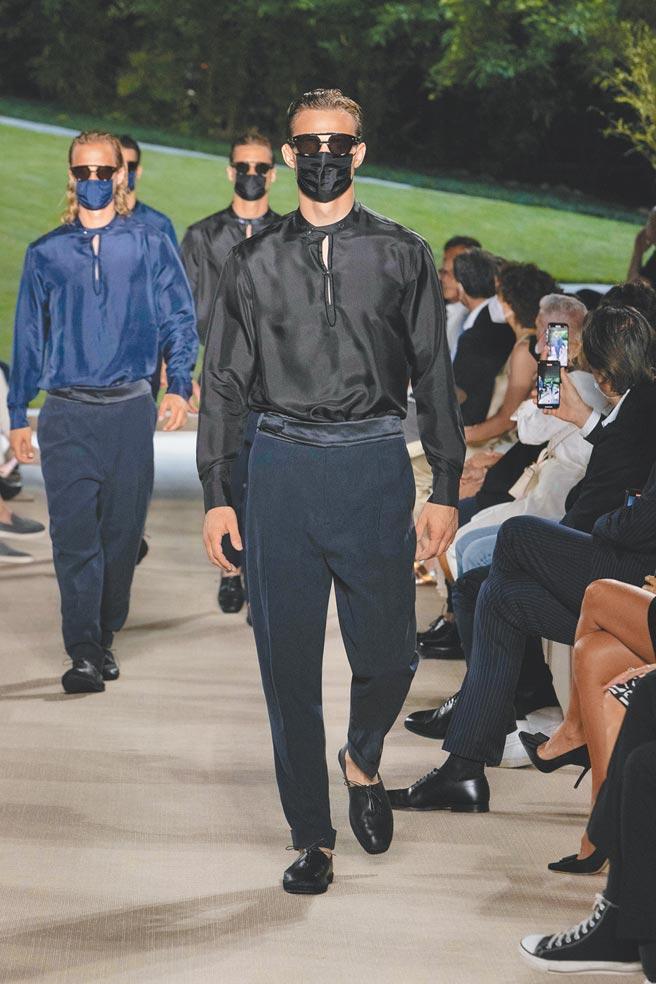 时装秀的最后压轴模特儿非常「应景」地以口罩做为尾声，提醒大家疫情仍未远去。（Giorgio Armani提供）