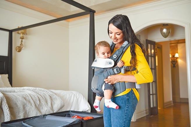 英国育儿品牌Joie，首度推出4合1婴儿背带－savvy多功能婴儿背带优惠价3980元。（Joie提供）