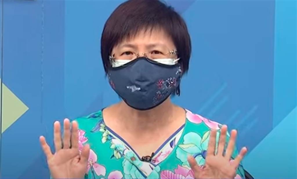 邱淑媞傳授，醫用口罩外在戴上布口罩能有效增加防護力，有效阻擋病毒的空氣傳播。(翻攝自頭條開講)