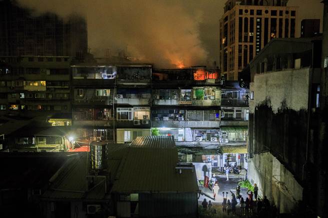 台北市万华区西园路2段一处民宅25日深夜发生火警。（杜宜谙摄）