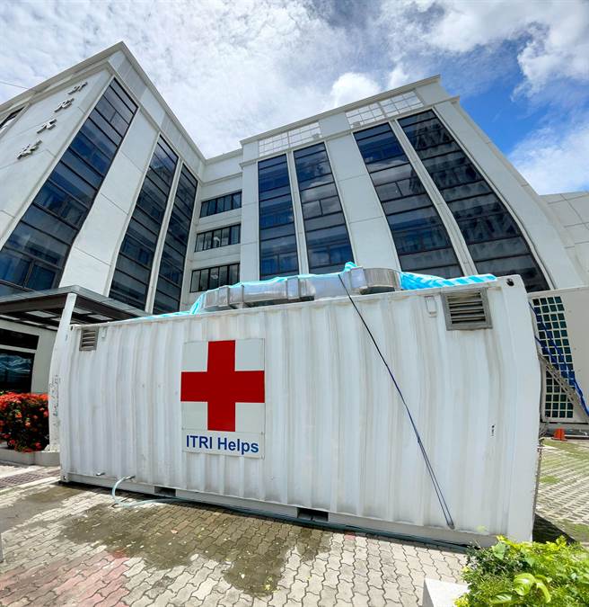 奇美医学中心携手工研院建置「货柜组合式微负压高通量全自动核酸检测实验室」。(奇美医学中心提供／曹婷婷台南传真)