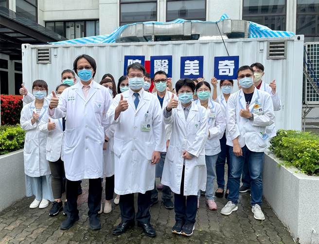 奇美医学中心医疗副院长田宇峯(前排中)、医学研究部部长李健逢(前排左)及临床病理部部长陈自如(前排右)与临床病理部同仁。(奇美医学中心提供／曹婷婷台南传真)