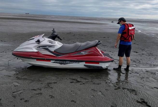 雲林縣救難協會2隊員騎的水上摩托車擱淺在沙洲上，今早已被尋獲。（民眾提供）
