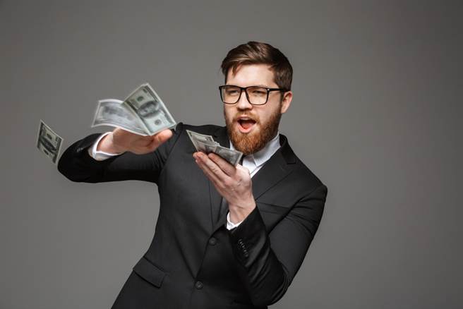 生肖屬兔、龍、馬、雞、豬的人7月有貴人相助，財運非常旺。（示意圖／shutterstock）