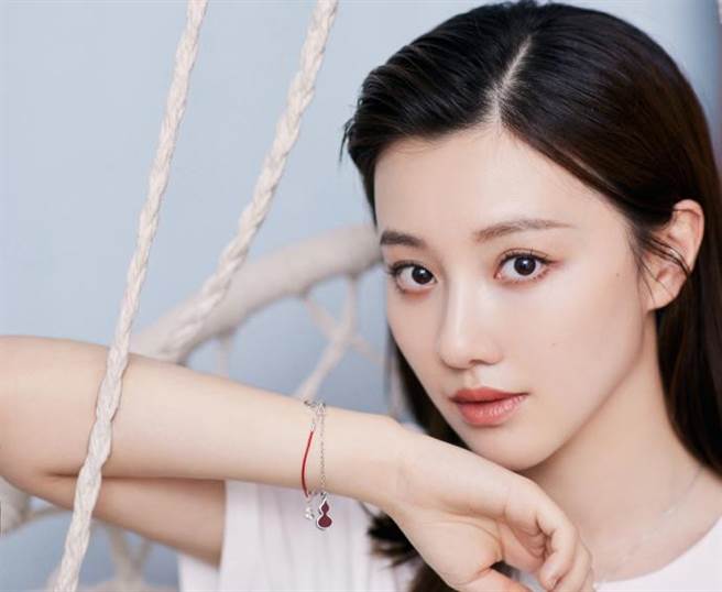 王鹤润外型清新，被封为氧气女神。（图/翻摄自王鹤润）