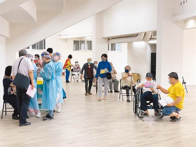 确诊新冠最新5症状出炉，医师表示，打完疫苗后，开始打喷涕而没有任何因素相关者，应要进行新冠肺炎检测。（本报系资料照）