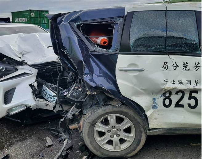 台61线彰化段今晨发生槽车撞大货车发事故，一辆前往交通管制的苑里草港分所警车，遭后方自小客车追撞「车尾消失」。（图／翻摄自彰化踢爆网）