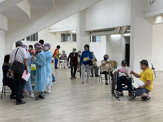 民眾向媒体爆料，高市府将移工仲介人员列为第三类「高风险接触者」，遭人质疑特权施打。（本报资料照片）