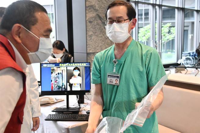 新北市長侯友宜今（25日）上午視察新店集中檢疫中心並慰問檢疫中心的醫護人員、房務後勤人員。（新北市新聞局提供）