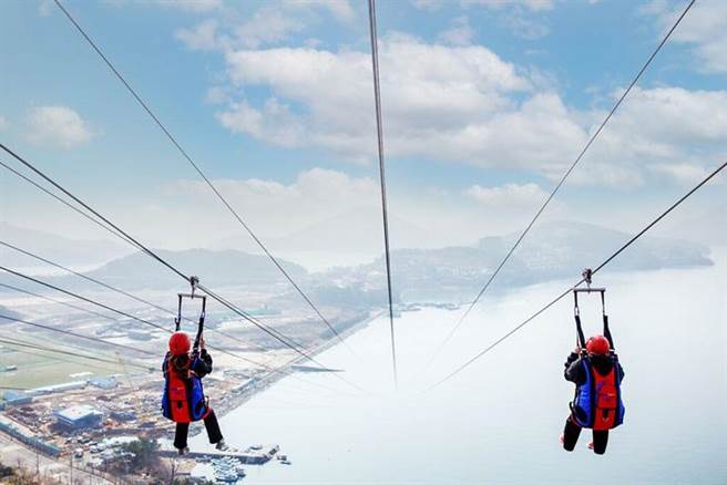 ▲从24层楼高的酒店顶楼横穿大海的高空滑索。　图：韩国-丽水市╱提供