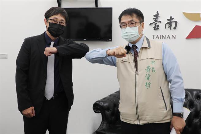 台南市长黄伟哲感谢日本再捐百万剂AZ疫苗，左为野崎孝男。(台南市政府提供／曹婷婷台南传真)