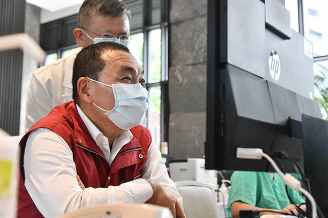 新北市长侯友宜今（25日）上午视察新店集中检疫中心并慰问检疫中心的医护人员、房务后勤人员。（新北市新闻局提供）