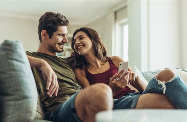 巨蟹座、水瓶座、天蠍座、金牛座的女性今年桃花最旺，可望在近期邂逅真愛。（圖／Shutterstock）
