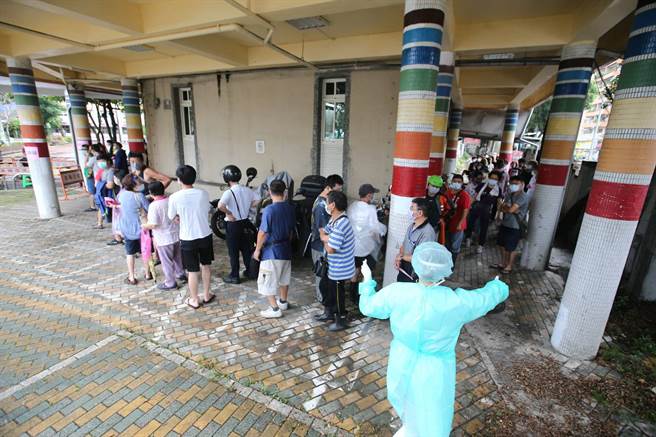 北市拟推批发市场「疫苗护照」，陈时中表示可帮忙资料比对。图为北农与四大公司员工和环南市场全面接种疫苗。（示意图／本报系资料照）