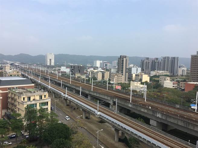 竹北拥高铁、台铁双铁可供通勤其他县市，促使竹北成为房市交易热区。(图/永庆不动产竹北六家创邑加盟店提供)