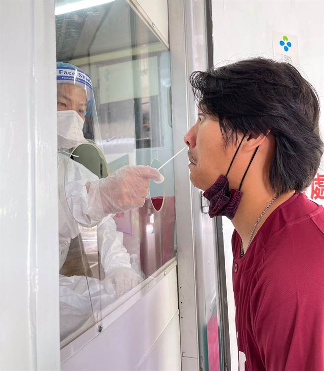 樂天桃猿陳禹勳接受採檢。（樂天桃猿提供）