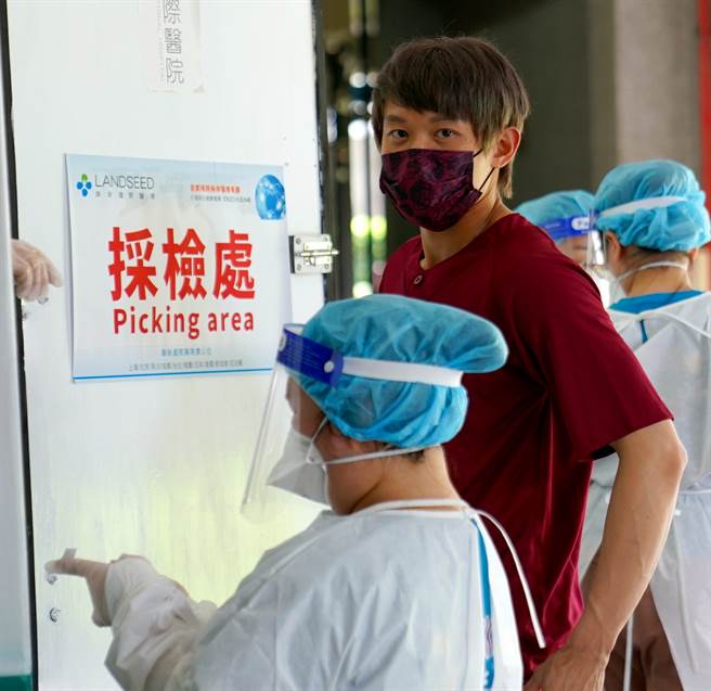 前旅日投手陳冠宇與樂天桃猿簽下自行培訓，25日也一起接受採檢。（樂天桃猿提供）