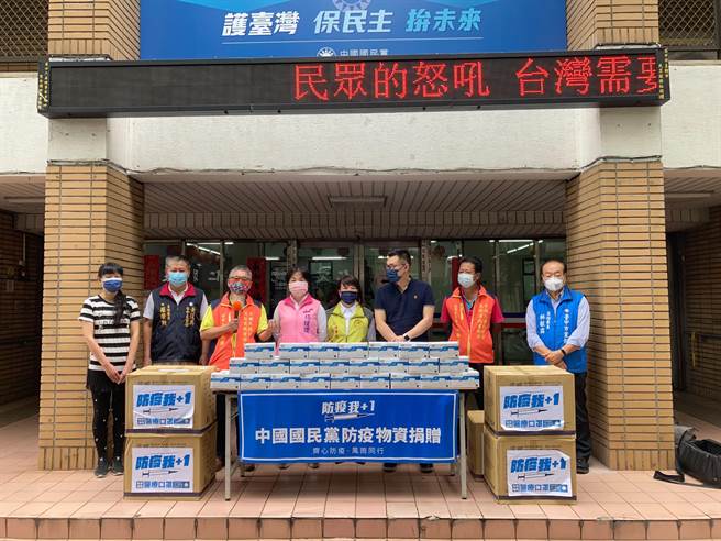 國民黨主席、立委江啟臣25日抨擊最該檢討的是中央，上百多名民眾打疫苗死亡，民眾猶豫不清楚、不安，萬一施打有狀況陷入掙扎，中央完全不負責任。（盧金足攝）