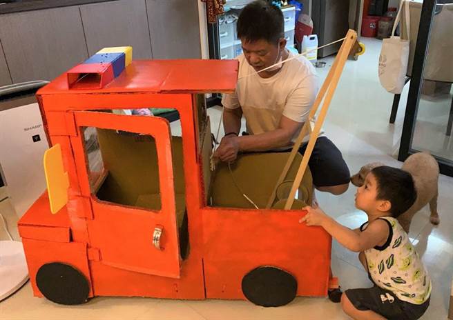 從事買賣批發業的劉德仁疫情期間在家中為孫子手工打造吊車、房屋等大型玩具，不僅孫子玩不膩，引來千名網友大讚：「阿公有缺孫嗎？」。（蔡旻妤攝）
